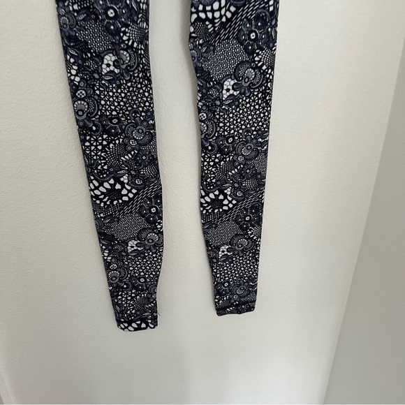 Lululemon Wunder Under Full Length Leggings Pretty Lace White Black Size 4 Women - Picture 8 of 10